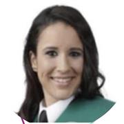 Pedagoga brinda ayuda educativa personalizada a estudiantes en función de sus necesidades.